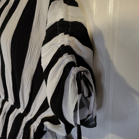 Black and white dramatic asymetric statement top - Picture 2 of 6